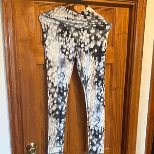 Offline by Aerie Black and White Patterned Leggings Highrise 7/8 25in inseam